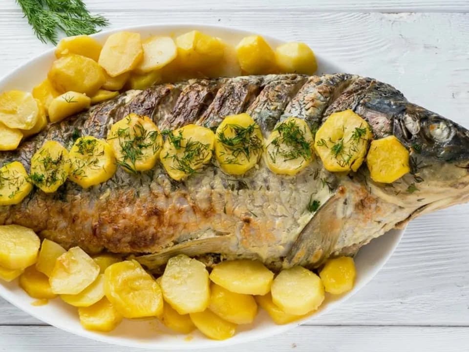Запеченный карп с картофелем и укропом