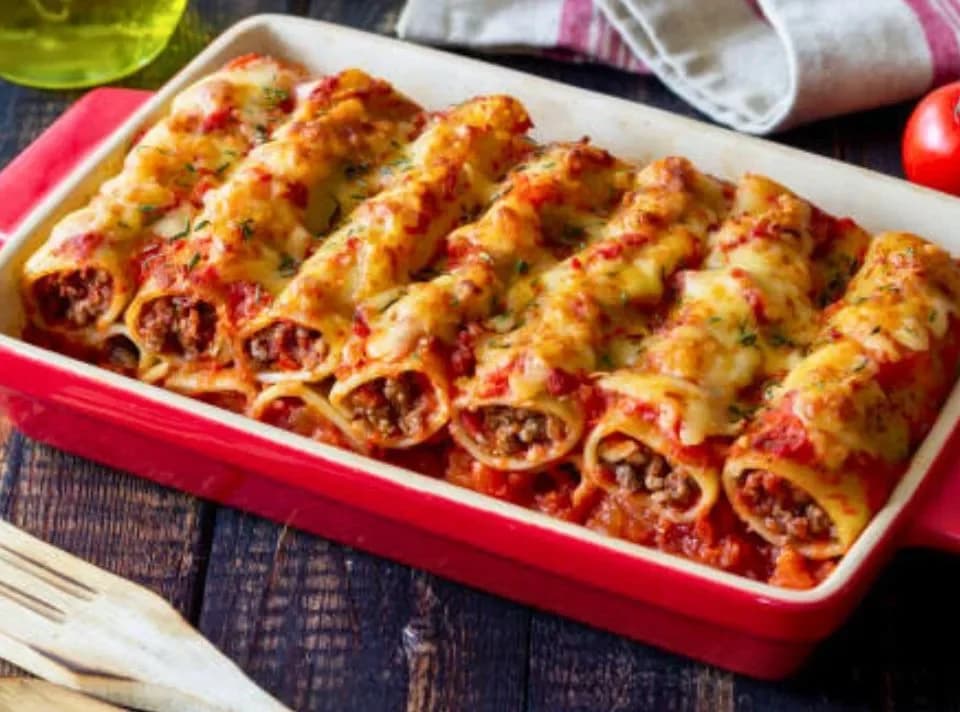 Каннеллони с мясным фаршем и томатным соусом