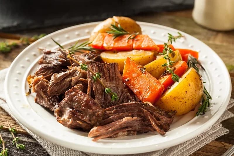 Томлёная говядина с овощами и травами